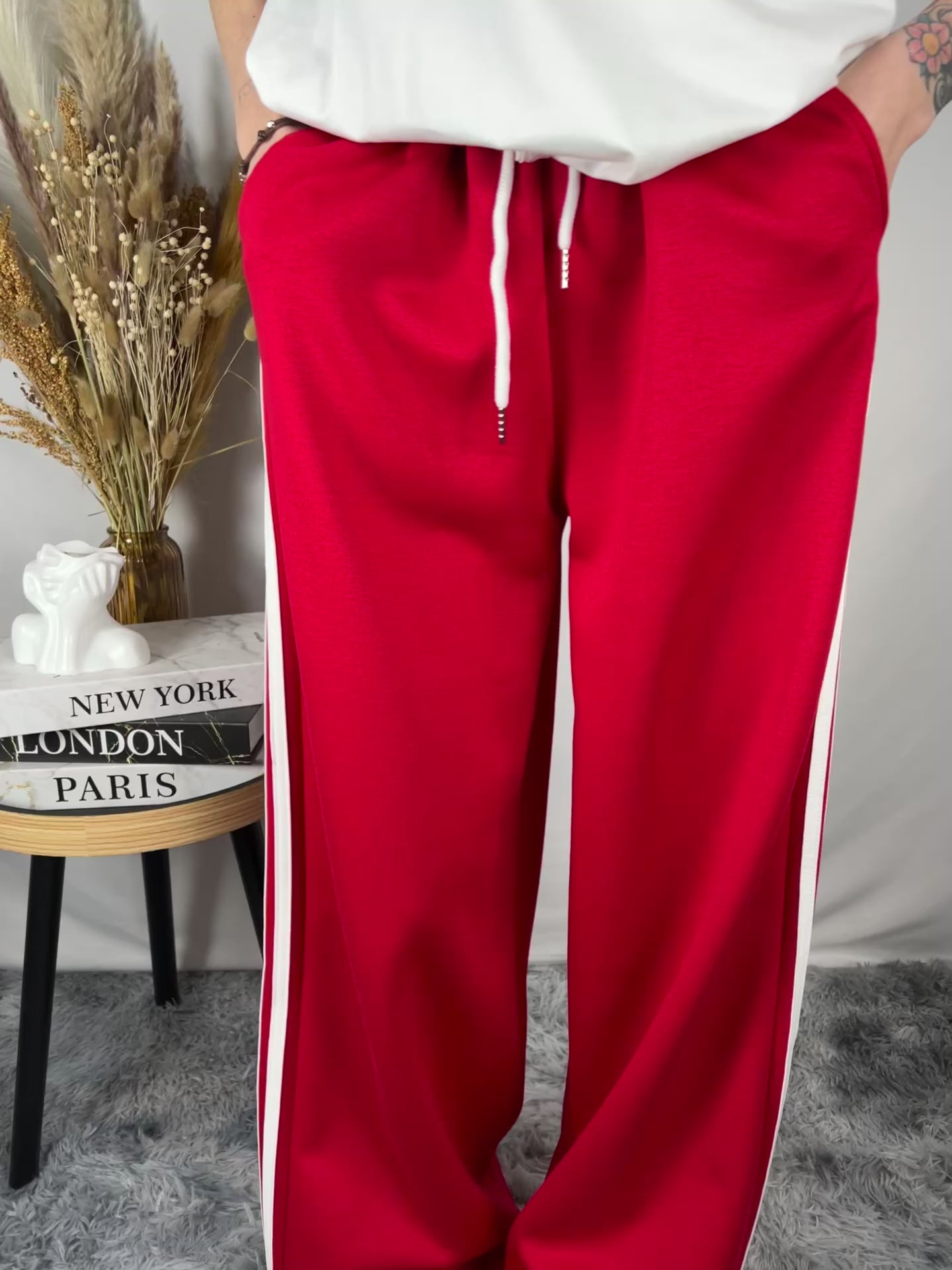Pantalone rosso fasce bianche